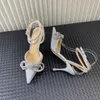2022 sandálias femininas de couro único desenhador de alto salto alto 9 cm preto ouro diamante cadeia decoração banquete mulheres curva sapatos de seda rosto sexy formal sapato sandálias