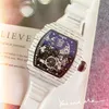 Berühmte Designer-Herrenuhr, 43 mm, importiertes Uhrwerk, Quarzuhr, klassisch, weiß-schwarzes Kautschukarmband, wasserdicht, ausgehöhltes Design, Leuchtschicht-Armbanduhr
