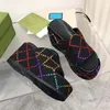 2023 nouvelles sandales à semelle épaisse fendues en lin brodé avec des pantoufles à lettres à plate-forme imperméable surélevée portant Matsuke à l'extérieur