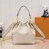 Ladies Shoulder Bags Lychee Calfskin Bucket Bag Crossbody Fashion Show Tote Bag's Swivel Lock Topp Handtag Bag Justerbara axlar Rem M57687