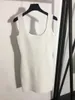 Elegant slip stickad klänning avslappnad kvinnor väst för sommaren tredimensionella klistermärke bokstäver stickade bantning av bodycon klänningar midi för lady svart vit