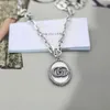 2023 Designer neuer Modeschmuck Gu Qi Modetrend Jahre Shaw War mit der gleichen thailändischen Silber-Doppelanhänger-Halskette, ovale Karte Twist-Blume