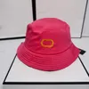 Projektanci czapek luksusy temperament sunhat kapelusz typu Bucket jednokolorowe litery casual czapki dla par elegancka i wysokiej jakości letnia nadmorska czapka podróżna bardzo ładna