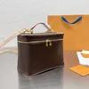 حقيبة مكياج مصممة أنيقة L-Letter Cosmetic Bag Women Women Beadings Ladies Brown Flowers Flowers Solid Leather All-Match Small Fresh Daily