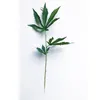 Dekoratif Çiçek Çelenkleri Sahte Bitkiler 1 PCS Cannabi bitkisi ve ev için yapay bırakıyor