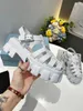 Ny designer Sandaler Gummi Tjock Soled Gear Hollow Baotou Ladies Casual Heightening Buckle Roman Tide Outdoor Beach Sandal med låda