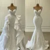 Splendido abito da sposa a sirena con scollo a cuore, abito da sposa bianco senza maniche con coda staccabile