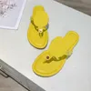 Sandalias de Tanga para mujer, zapatillas planas con remaches huecos, pajarita, picos, diseñador de brocado, plataforma de cuero de lujo, chanclas para mujer