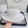 Шариковые шапки дизайнер стиль маленький аромат лента CC стандартный декоративный плоский верхняя дышащая соломенная шляпа приморский путешествие солнцезащитный крем UX7W