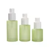 Imballaggio vuoto Bottiglia verde in vetro Spalla piatta Coperchio argento lucido Pompa a pressione bianca Contenitore per imballaggio cosmetico ricaricabile portatile 20 ml 30 ml 40 ml 60 ml 80 ml 100 ml