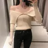 Kvinnors tröjor Sexiga lågklippta tätt passande fast färgbotten Stickad 2022 Spring Autumn Elegant tröja Temperament Shirt Off Shoulderw