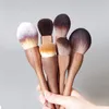 Le maquillage de poignée en bois balaye la brosse lâche de base de fard à joues de poudre avec les cheveux mous