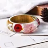 Bangła 2023 Ręcznie robiona bransoletka z żywicy z prawdziwym drewnianym fioletowym suszonym kwiatem styl bohemia prezent świąteczny Raym22