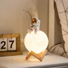 Nordic Astronaut Figurine Miniature Night Light Umidificatore Home Soggiorno Decorazione Accessori da scrivania Camera da letto Ornamenti Regalo 220329