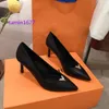 2022 designer início da primavera luxo sapatos individuais boca rasa sandálias de dedo do pé pontiagudo feminino couro espaço traseiro salto fino gato alto 8 cm letras sexy tamanho 34-42 com caixa