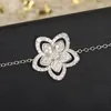 Bracelets de charme de haute qualité classique Europe 2022 Tendance Marque Bijoux pour femmes Fleurs de cerisier Design Cadeaux de fleurs d'été GirlsCharm