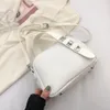 Sacs de soirée Petit sac porté main de haute qualité Femme Été 2022 Niche Banlieusard Épaule Messenger Mini Simple Shell BagSoirée