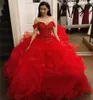 Classique rouge hors épaule robe de bal robe de Quinceanera volants en cascade balayage train perles robes de soirée de bal pour Sweet 15 robe de graduation