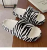 2022 Women Slippers de verão sandálias não deslizamentos praia lampes de chinelos fofos padrão de zebra de meninas solas garotas de meninas em casa sapatos de banheiro g220518