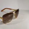 Gafas de sol cuadradas Actitud Marco de metal dorado Marrón Accesorio grandioso Hombres Gafas Protección UV Sombras de lentes con caja8706180