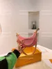 Designer halvmåne baguette med kedja: Kompakt, stilfull marinblå rosa denim Jacquard-handväska för Cross Body Show