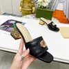 Zapatillas de tacón medio de lujo para mujer Diseñador de moda de cuero sexy Bordado negro Tacón grueso de 6 cm Sandalias de doble botón sexy Tamaño de la caja 35-44