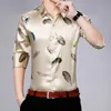 メンズドレスシャツアイスシルクセクシーメンズトップ品質ドレープフェザープリントスリムハラジュクロングスリーブシャツ
