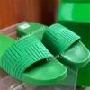 Chinelos masculinos femininos de luxo de alta qualidade 2022 sandálias de verão sandálias de praia chinelos de moda feminina sapatos de grife sandálias slides sola de borracha verde 35-46 com caixa