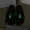 2022 Designer slippers zwembadglaasje gloed in de donkere mannen vrouwen schuifregelaar zwart rood grijs wit met doos stofzak schoenen strand glijbanen platte dames sandalen slip flops slipper