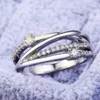 Anneaux De Mariage Huitan Conception Femmes Élégantes Croix Bague De Luxe Incrusté CZ Pierre Délicate Déclaration De Mariée Bijoux Dropship Wynn22