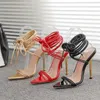 الصنادل 2022 الصيف حمراء النساء مثير الأشرطة عبر الأشرطة جوفاء الذهب الخنائية الخنائية عالية الإناث الكعب الحذاء رقصات الحذاء