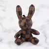 Party Favorit Checkerboard Kanin Tiger Pendant Cartoon Keychain Bag Ornament Tide Märke Gullig gammal blomma kanin nyckelkedja