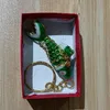 Unieke 6 cm swing levensecht email Goldfish Keychain Keyring Chinese cloisonne sieraden Koi vis sleutelketen charmes hangschade met doos