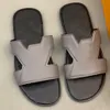 Oasis muilezels sandalen Deze schoen heeft het kenmerkende reliëfte -patroon van de merken op comfortabele lederen binnenzool Het heeft een zachte buitenzool designer slippers