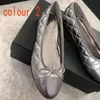 2023Designer Dress Spring och Autumn 100% Cowhide Letter Bow Ballet Dance Shoes Fashion Women Black Flat Boat Shoe Lady Leather Trample Lazy Loafers Large