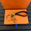 Fashion Luxury Designer Keychain Classic Brands Key Buckle Flower Letter äkta läder Gyllene nyckelringar Menskvinnor Påpa 287K