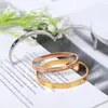 Hochwertiger, galvanisierter 18-Karat-Gold-Manschetten-Liebesarmreif aus 316L-Edelstahl, Schmuck, Modedesigner-Armband für Frauen