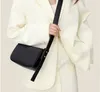 100 ٪ حقيبة كتف جلدية حقيقية حقيقية للسيدات الأزياء العلامة التجارية الفاخرة للنساء مصممي حقائب اليد نصف القمر جلد البقر حقيبة الرسول الإناث