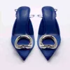 Nieuwe dames temperament hoge hak sandalen 22 veer puntige teen blauw satijnen metalen gesp sandalen band mode banket vrouwen schoenen G220527