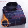 Camisa quente do inverno do outono Plus tamanho veludo espessamento impressão de moda xadrez manga longa vestido de marca masculina 220322