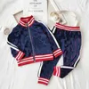 Nuovi set di abbigliamento Tute con stampa per bambini Giacche di moda con lettere + pantaloni da jogging Felpe stile sportivo casual Abbigliamento per ragazzi