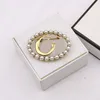 Gold Plated Classic Letters Brooches Retro Brand Luxury Designer Brooch Women Pearl Rhinestone Pin Fashion Jewelry Clothing Accessories H1