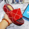 2022 Sandali di marca di moda di grandi dimensioni 35-42 infradito sandali rossi suola in gomma con cinturino in nastro Pantofole da donna 35 colori