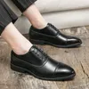 2021 Nya män skor mode trend fast färg pu klassisk ihålig snidad spets bekväm affär casual oxford skor dh912