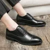 Nowe męskie buty Trend w modzie jednokolorowe PU klasyczne puste rzeźbione koronkowe wygodne biznesowe buty typu casual Oxford DH912