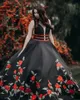 Robe de Quinceanera en Satin brodé de fleurs roses, Charro, Style mexicain, robe de bal pour 16 filles, 2023, robe de 15 ans, bouffante, en Satin noir, Floral, col en V, anniversaire, coing