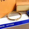 Pulseiras de marca de grife femininas pulseira de grife joias de couro falso banhado a ouro 18 quilates pulseira de aço inoxidável para mulheres presentes de casamento S250