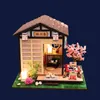 Gör-det-själv-träcasa Japansk dockhussats monterad miniatyrmöbler Lätt dockhus med körsbärsblommor Leksaker för vuxenpresenter AA220325