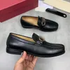 2022 sapatos de vestido de designer masculino couro preto fivela de ouro moda de luxo masculino casual toe baile de formatura com caixa original