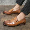 새로운 럭셔리 디자이너 남성용 검은 색 Brwon 금속 버튼 Bullock Wedding Homecoming Shoes Flats Casual Loafer 드레스 Zapatos Hombre